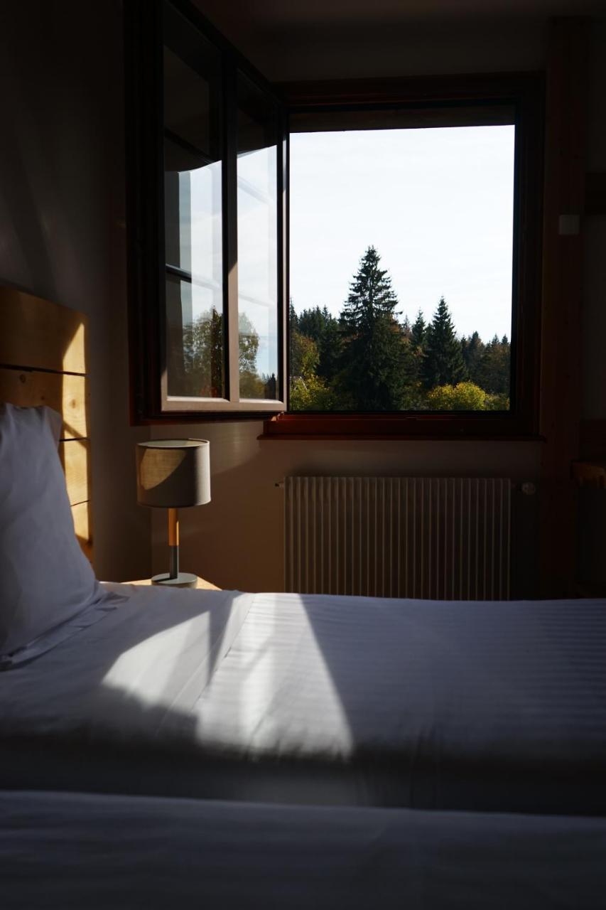 Auberge De La Perdrix Hauterive-la-Fresse Eksteriør billede